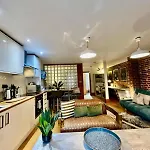 By The Beach Large Central Stylish Studio For 4 Guests